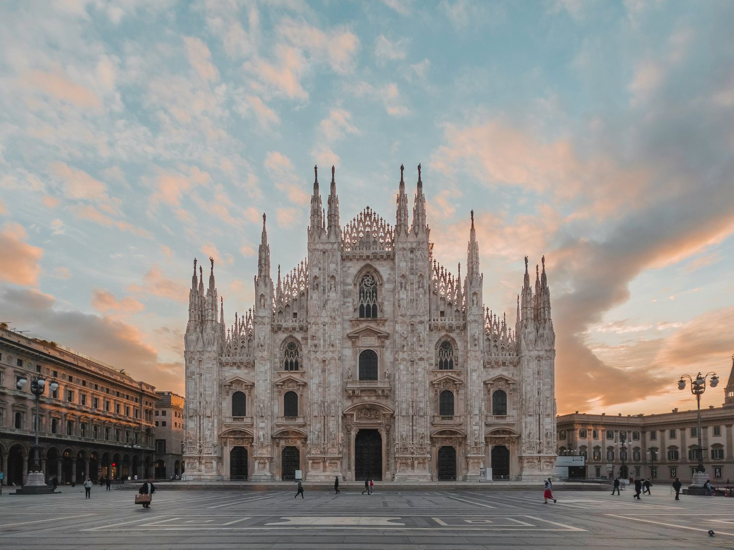 De Duomo van Milaan met zijn marmeren spitsen in het ochtendlicht