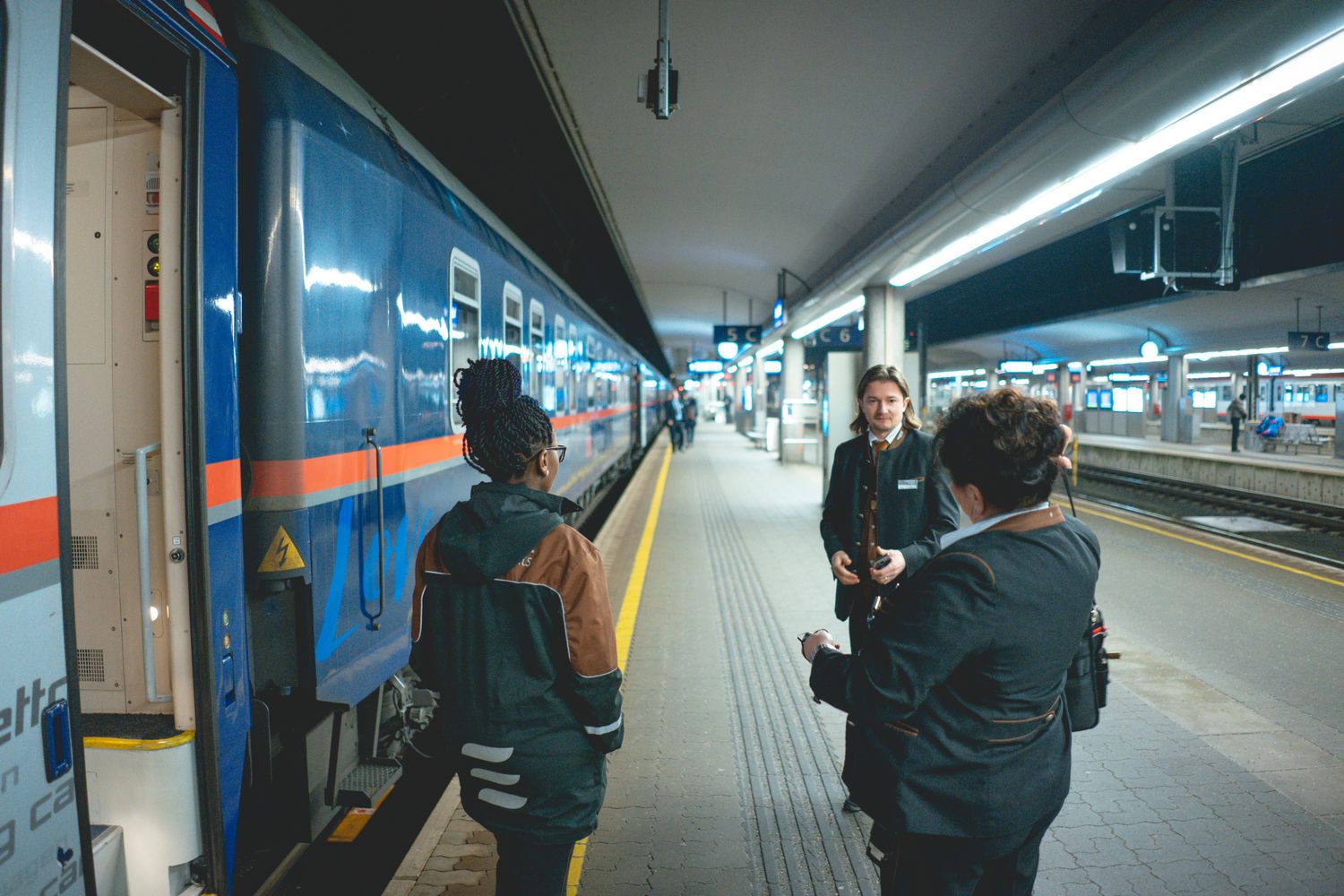 ÖBB Nightjet aan het perron van Amsterdam Centraal, klaar voor de reis naar Milaan