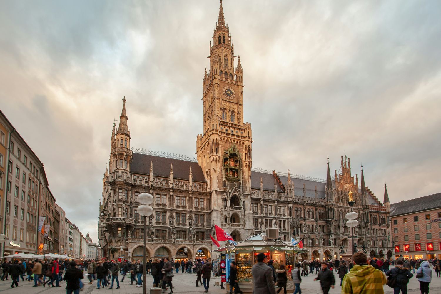 De Marienplatz in München met het Neues Rathaus