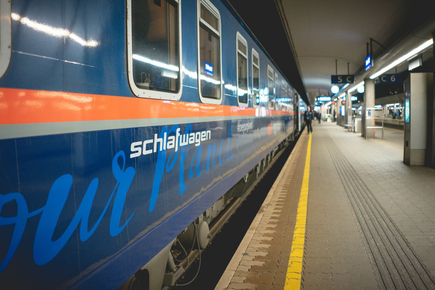 ÖBB Nightjet nachttrein aan het perron, klaar voor vertrek richting Wenen