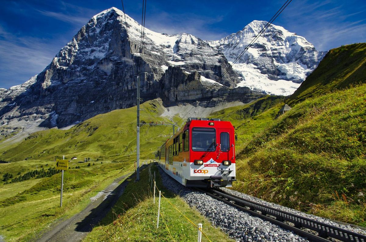 ÖBB Nightjet richting Zwitserland langs het perron