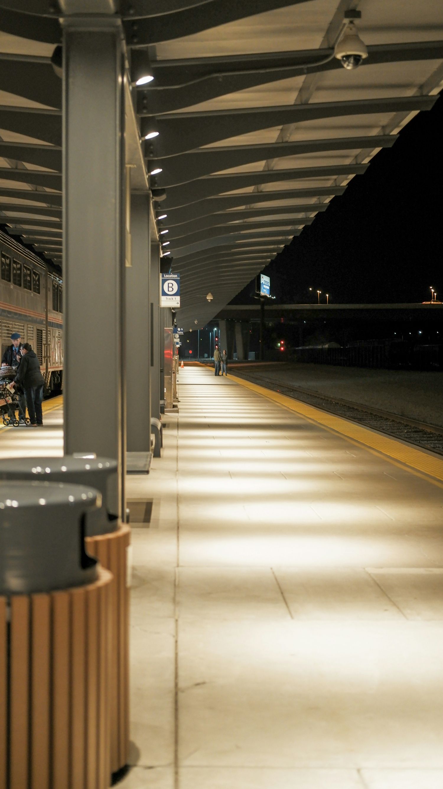 ÖBB Nightjet bij Berlin Hauptbahnhof in de avond