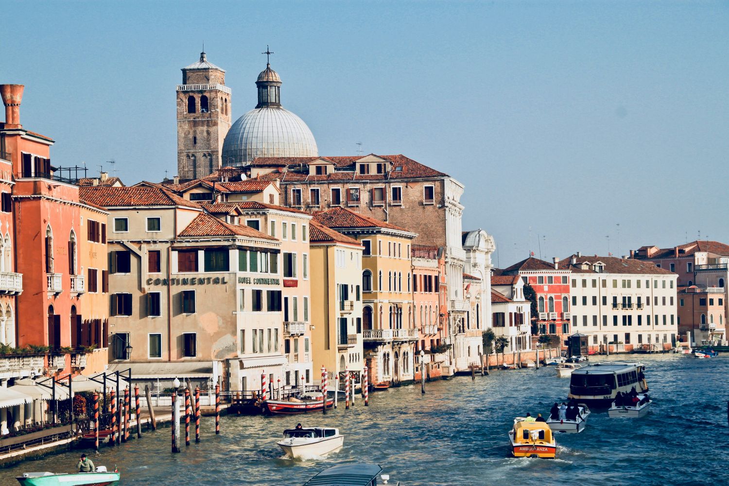 Het Canal Grande in Venetië met gondels en historische paleizen