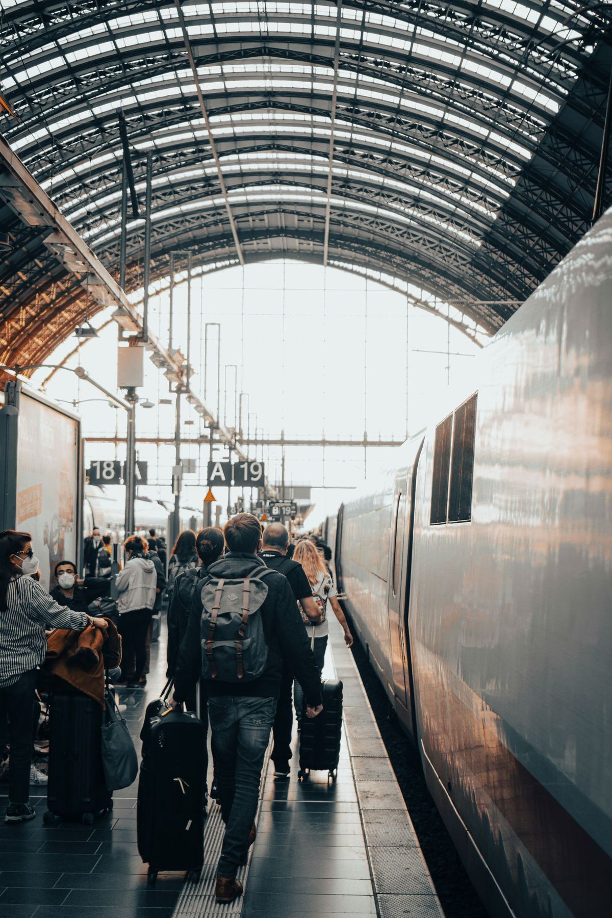 EuroNight nachttrein bij het station van Budapest in de avond