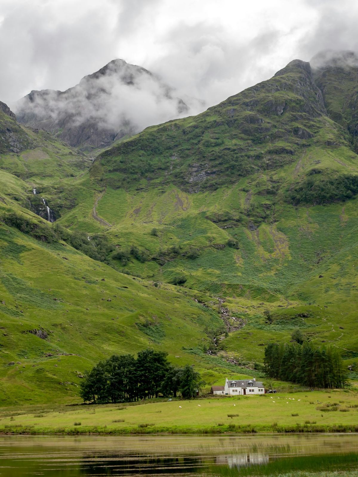 Het heuvellandschap van de Schotse Hooglanden rond Inverness