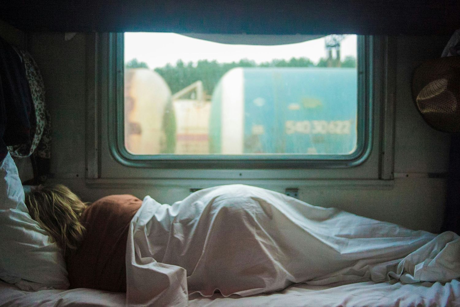 De Caledonian Sleeper bij het perron, klaar voor de nachtreis naar de Schotse Hooglanden