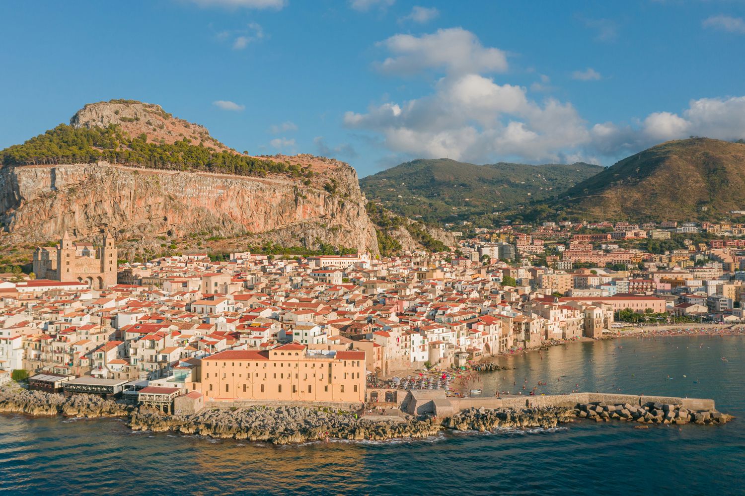 De haven en de bergen rond Palermo op Sicilië